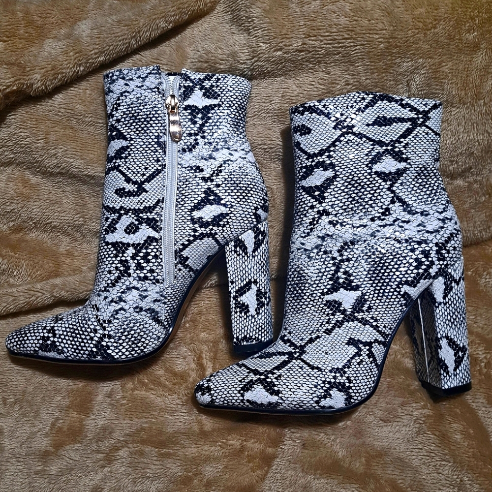 Wet Kiss Snakeskin Print Boots sz 6